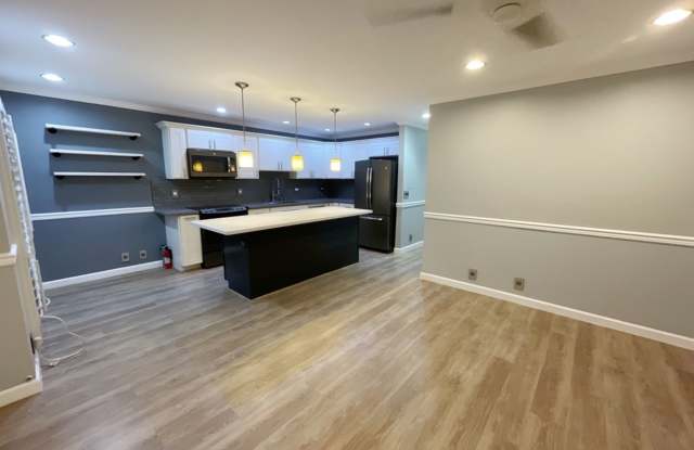 Waipio Gentry 2 bed, 1 bath, 2 parking with modern renovations Gallery 4