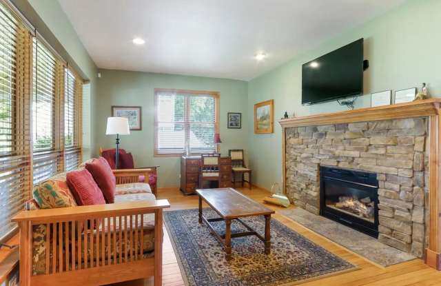 Lake Delavan Furnished Waterfront Home Available for Monthly & Mid-Term Rentals Gallery 4