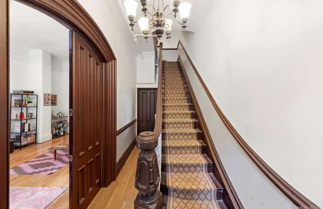 32 ST JAMES Place Gallery 4