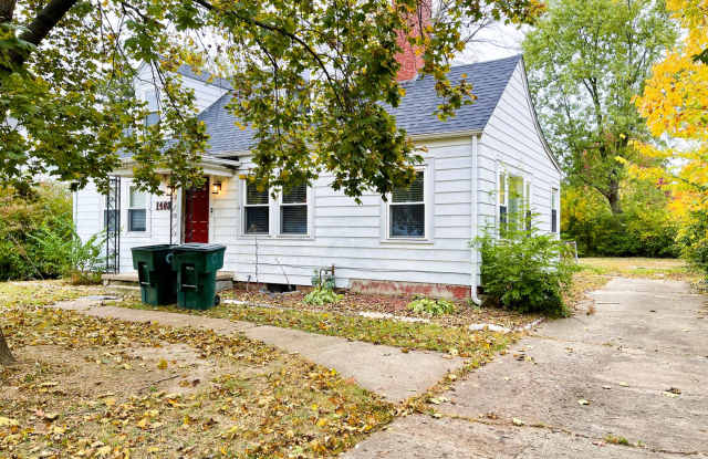5-Bedroom Home Near Ball State Campus! In Unit Washer/Dryer & Large Backyard! Gallery 3