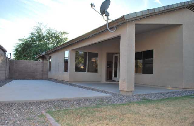 15664 w Saguaro Ln Gallery 4