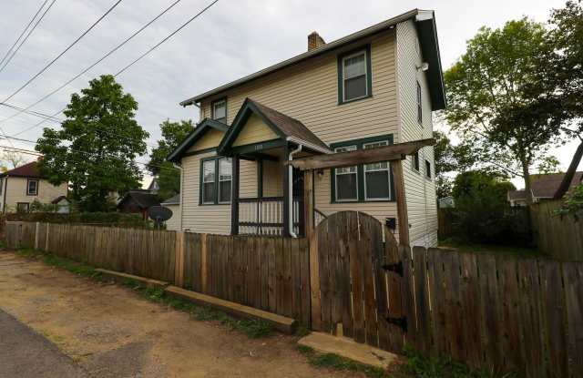 Tired of sharing walls with neighbors? Updated house with fenced yard - 1081 Ann Street, Columbus, OH 43206