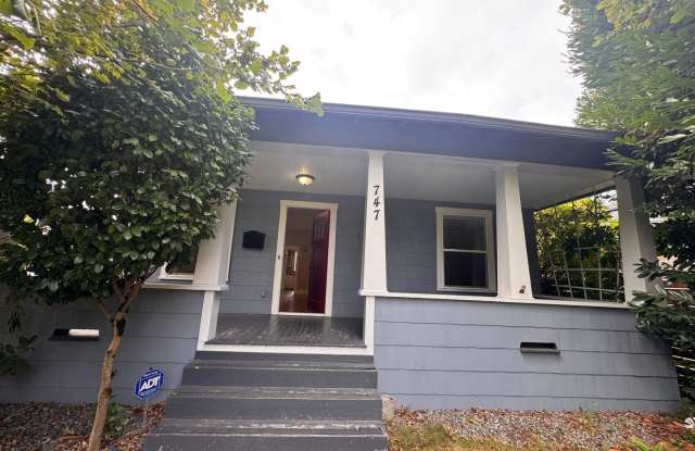 3 bedroom home on large lot in South Park Gallery 1