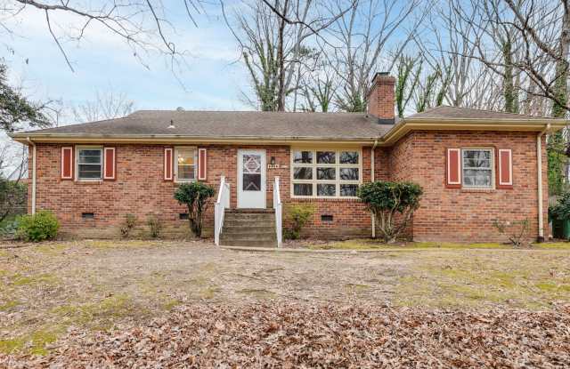 3 Bedroom  1.5 Bathroom with Huge Fenced Back Yard - Pets are allowed! photos photos