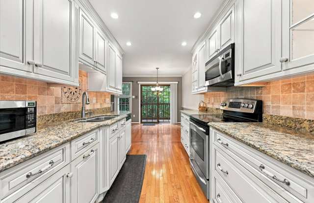 Spacious 2B/2.5B Townhome with Finished Walk-Out Basement & Garage Gallery 4