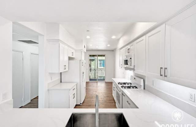 Beautiful 3BD/3BA W/ A/C, Attached Garage, and Community Pool in Kearny Mesa! photos photos