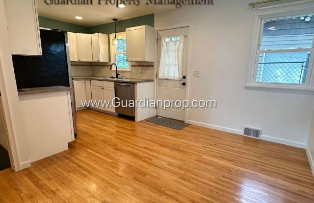 St Louis Park Single Family Home, Fenced In Yard, 1 Car Garage, Dishwasher, Hardwood Floors. Gallery 4