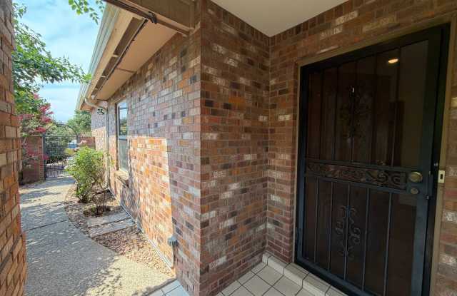 Attractive 3 Bedroom 2 Bathroom Home In The Northeast Heights! Gallery 4