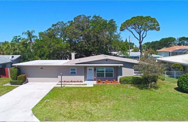 940 SPRUCE DRIVE - 940 Spruce Drive, Belleair Beach, FL 33786