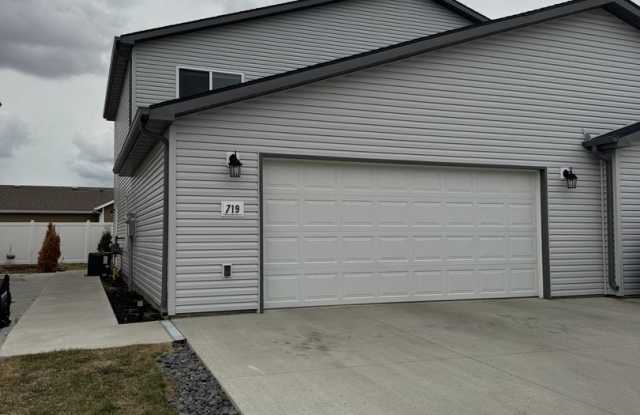 Cute twin home in SE Mandan photos photos
