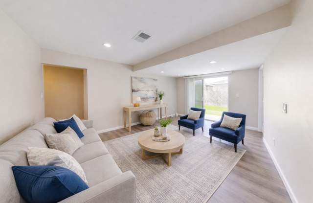 8BD/3BA, Great Yard and Patio! Gallery 1