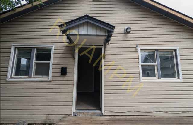 Charming 2 Bed 1 Bath Home in Buhl – Private Parking  Pet Friendly! - 216 12th Avenue North, Buhl, ID 83316