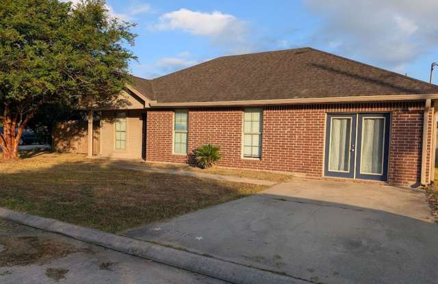 ***3/2 with a bonus room*** 5715 Springfield Circle S, Lumberton 77657 Gallery 1