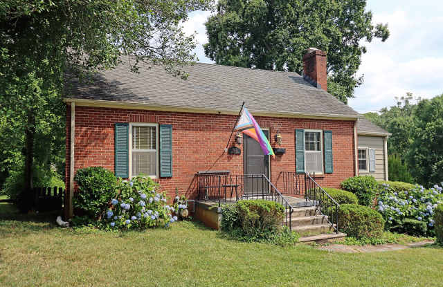 Charming Home With Fenced Yard photos photos