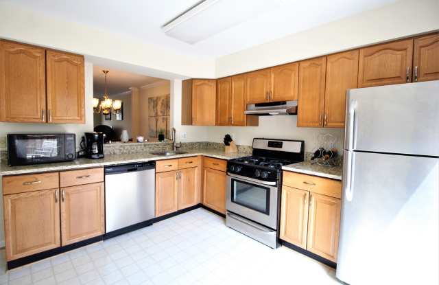 Fabulous Three Bedroom Three Level Townhome in the Heart of Kingstowne! Gallery 4