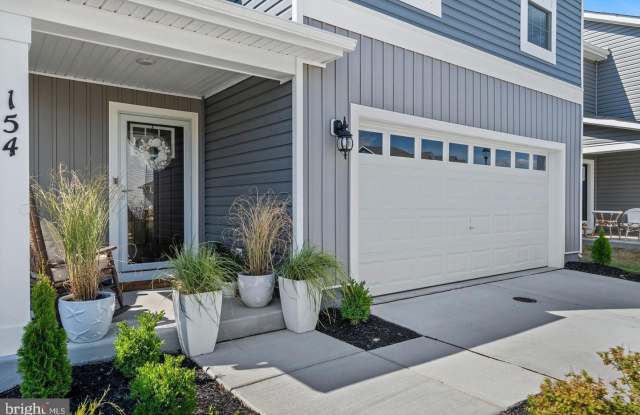 154 CHARMING FOREST Avenue Gallery 2