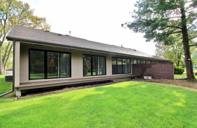 For Lease / Rent - 870 East Boundary Street, Perrysburg, OH 43551