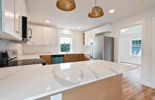 Updated 2 Bedroom Apartment with Laundry & Parking in Cranston, RI Gallery 2