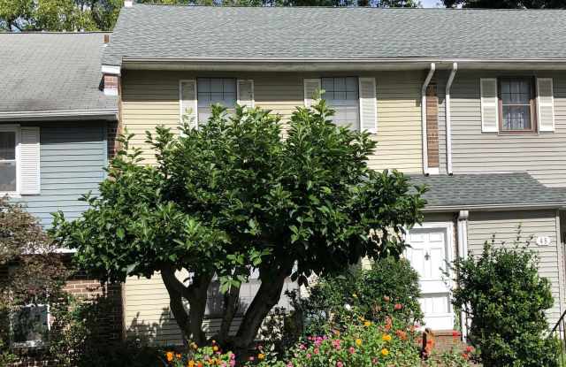 46 WOODBRIDGE CT N Gallery 3