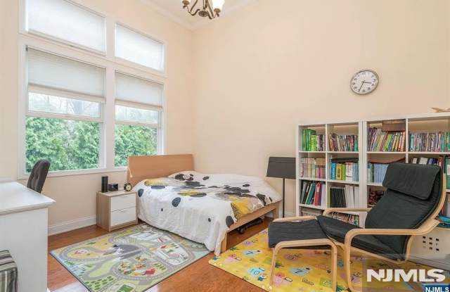 12 Hemlock Lane Gallery 3