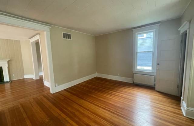 Large 3 Bedroom W/Basement and Garage Gallery 4