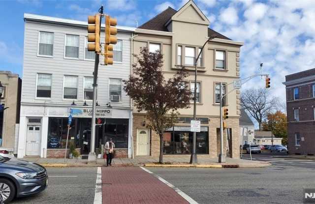 662 Bloomfield Gallery 2