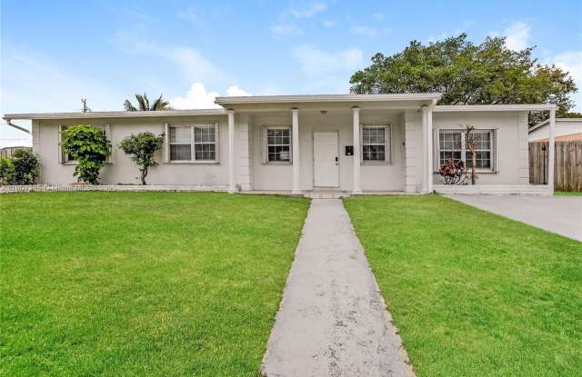 900 NW 199th St photos photos