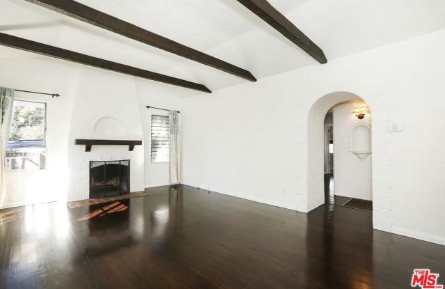3901 GLENFELIZ Boulevard Gallery 4