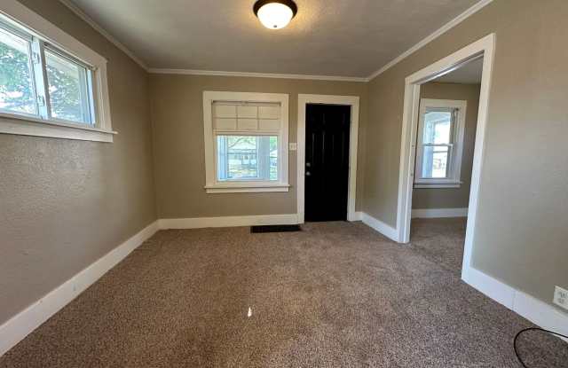 Cozy 2 bedroom house $725 Gallery 2