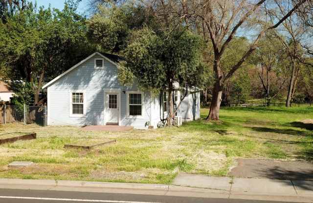 2BR home on a large lot with room to roam! photos photos