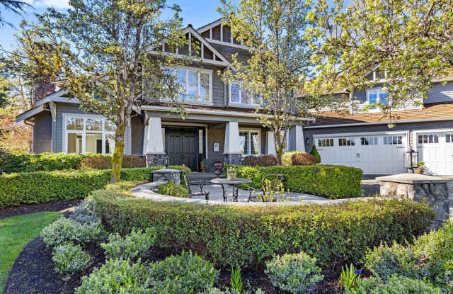 Spacious 5-Bed 4.5 Bath Home with Two Primary Suites on a Quiet Cul-de-Sac in Sammamish Gallery 1