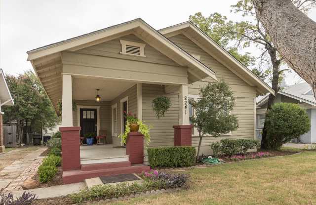 Cute Cottage in Mistletoe Heights - 2241 West Rosedale Street South, Fort Worth, TX 76110