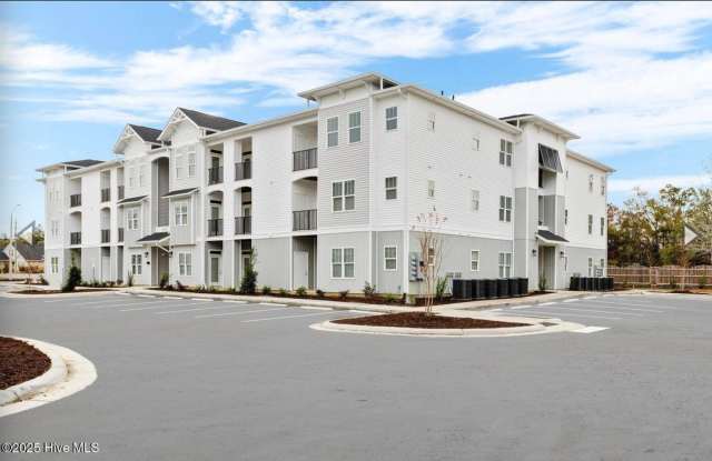 Special Offer! Submit your application before August 31, while supplies last for a rental rate of $1,400 per month for a 18 month lease!!! photos photos