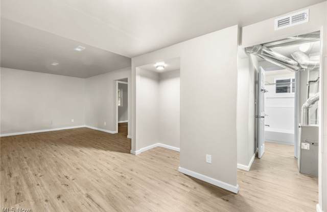 167 N Seiberling Street Gallery 4