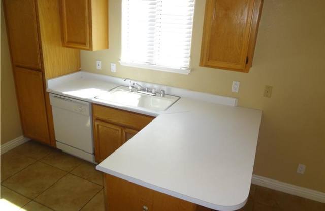 BEAUTIFUL 1,261 SQ FT, 2 STORY, 3BD, 2.5 BTH, 2 CAR GARAGE, LOCATED NEAR PARK, SHOPPING AND SCHOOLS. Gallery 4