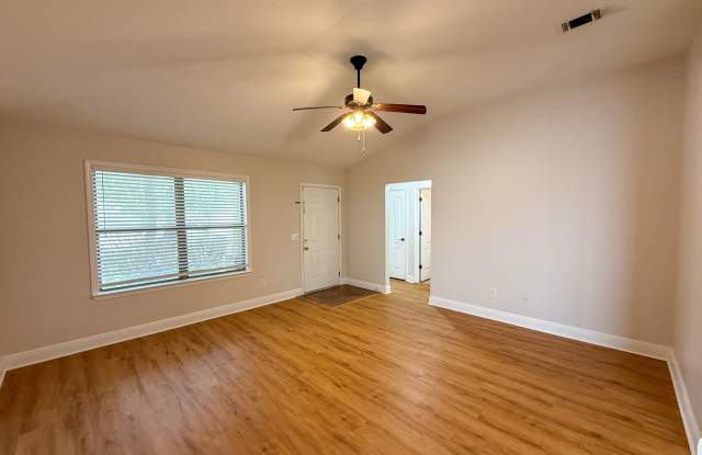 3 Bedroom 2 Bath Patio Home Located in Lakewood Cottages Subdivision! Gallery 3