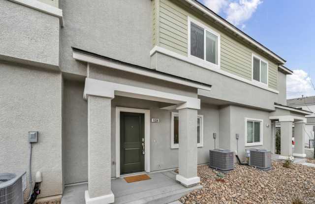 FULLY FURNISHED EXECUTIVE HOME WITH ALL UTILITIES INCLUDED! Gallery 3