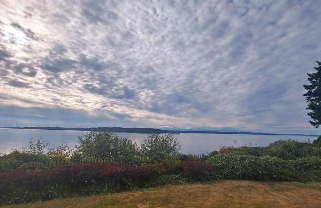 Gated Sound view home Des Moines area, 4 bed plus den 2.5 bath 3900 s/f, Available NOW!!! photos photos