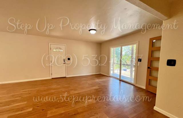 Rustic Modern 3 Bedroom Sanctuary with Designer Kitchen and Expansive Deck photos photos