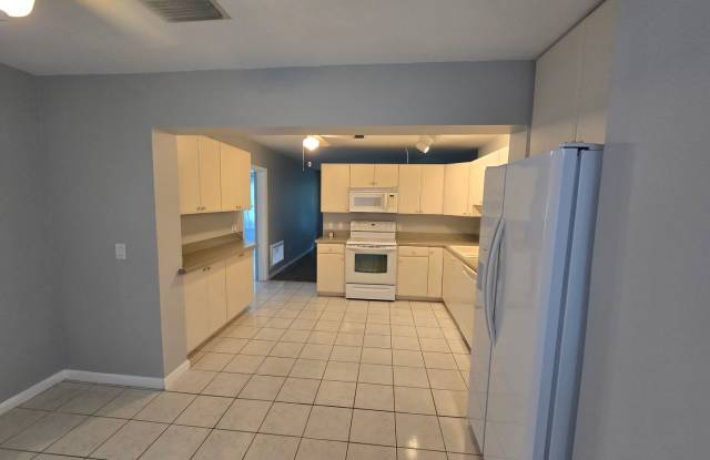 UNFURNISHED 2/2 in Rockledge Gallery 4
