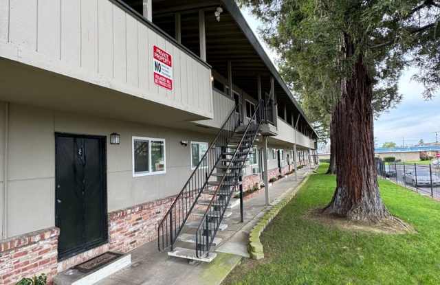 One Bedroom Apartment with Private Patio & Yard – Watch Video Tour! photos photos