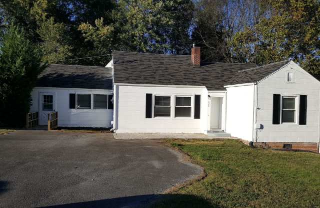 Fenced Backyard. Sunroom. Close to CNU. photos photos