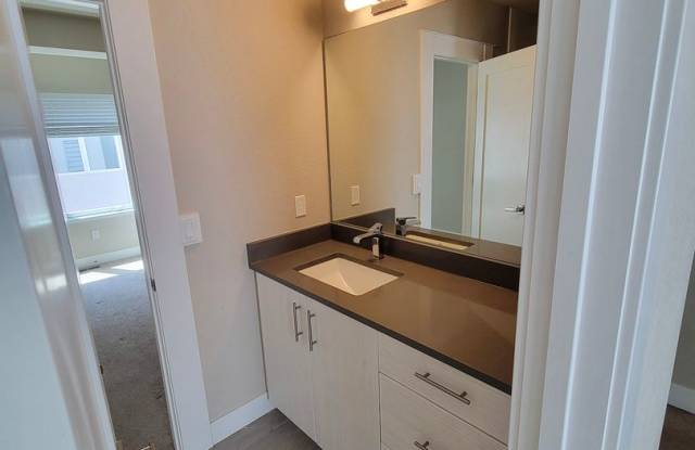 Beautiful 3 Bed 2 Bath Townhome Near Sloans Gallery 3
