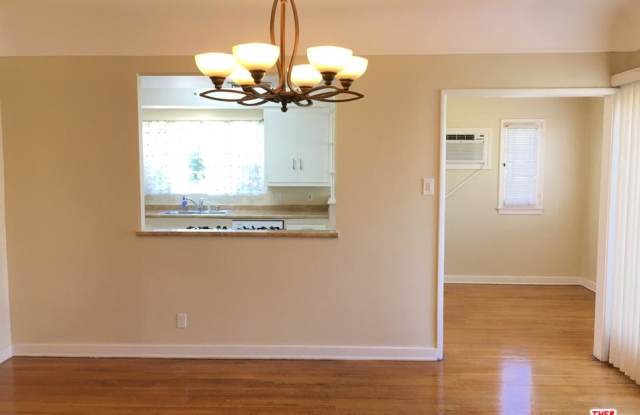 117 North MARTEL Avenue Gallery 4