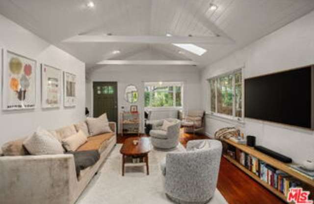 935 Palms Boulevard Gallery 4