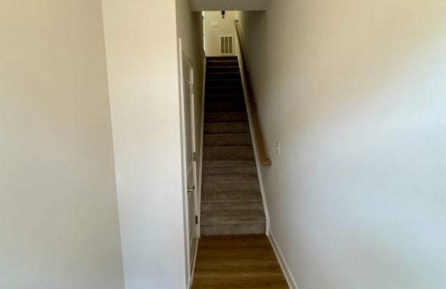 Beautiful 2BR/2.5BA Townhome**ASK ABOUT OUR 18 MONTH LEASE SPECIAL** Gallery 3