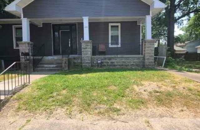 Nice Super Large 3 Bedroom, 1 Bath House with Fenced-in Back Yard Gallery 3