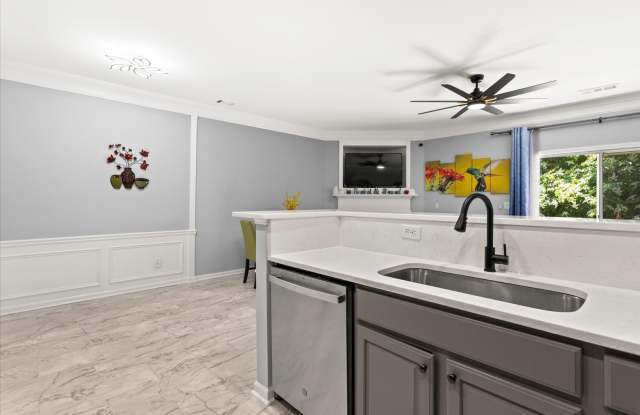 Renovated 2BR Townhome | Dual Ensuite Bedrooms Gallery 4