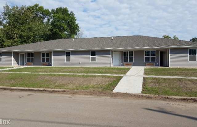 900 W Marion Street - 900 W Marion St, Manchester, IA 52057