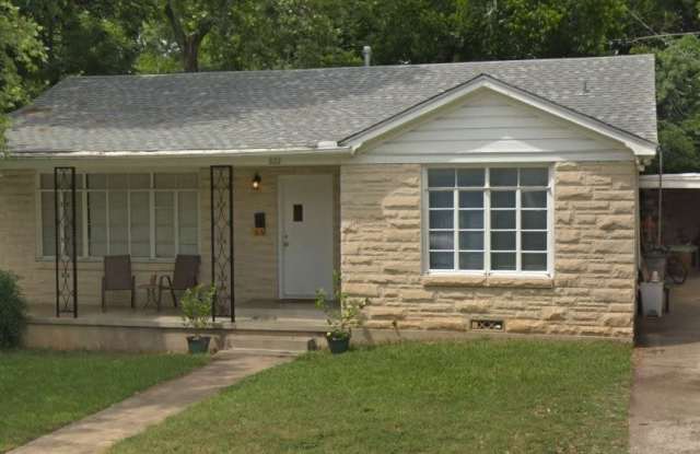 UT PRE LEASE: Charming 3 bed / 2 bath House - Walk to UT Campus - Washer/Dryer Included photos photos